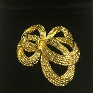 Vintage Trifari brooch pin